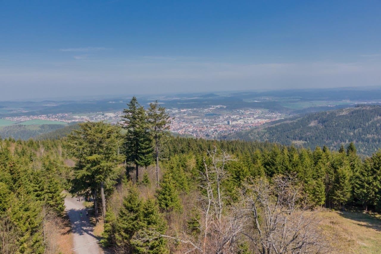 Blick auf Ilmenau aus den umliegenden Bergen