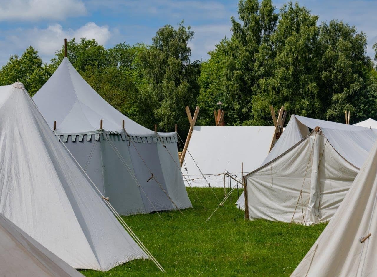 Zelte auf der Wiese neben dem Convention-Gelände
